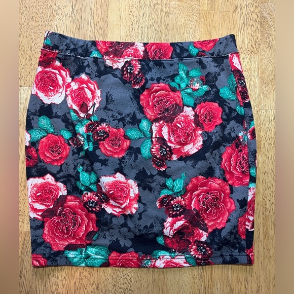 Candie’s Floral Red Rose Bodycon Skirt Size Medium - Picture 5 of 5